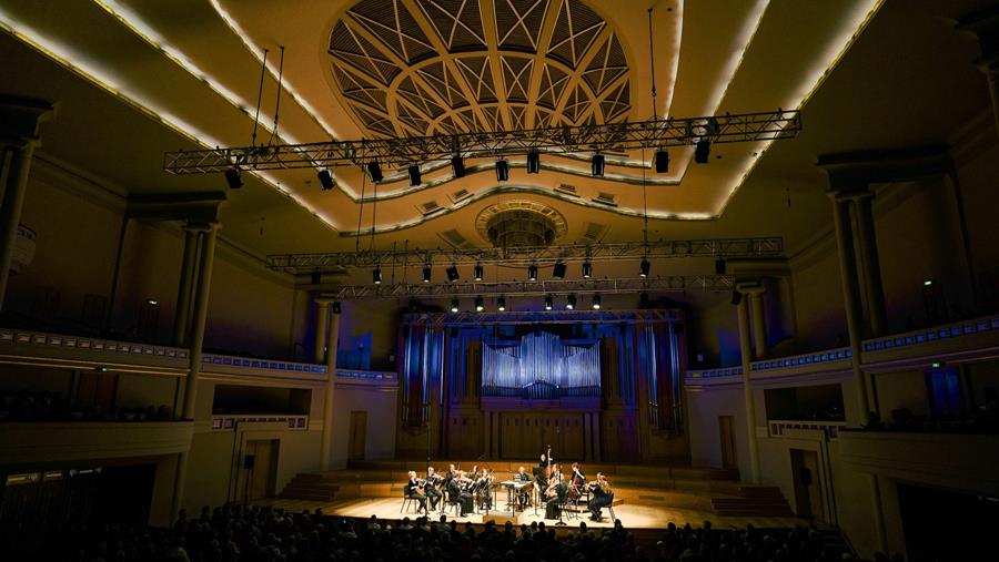 OVER DE DREMPEL EN OP DE RODE LOPER BIJ BOZAR