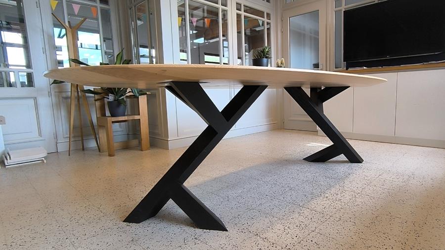 Table en frêne ovale avec des pieds asymétriques